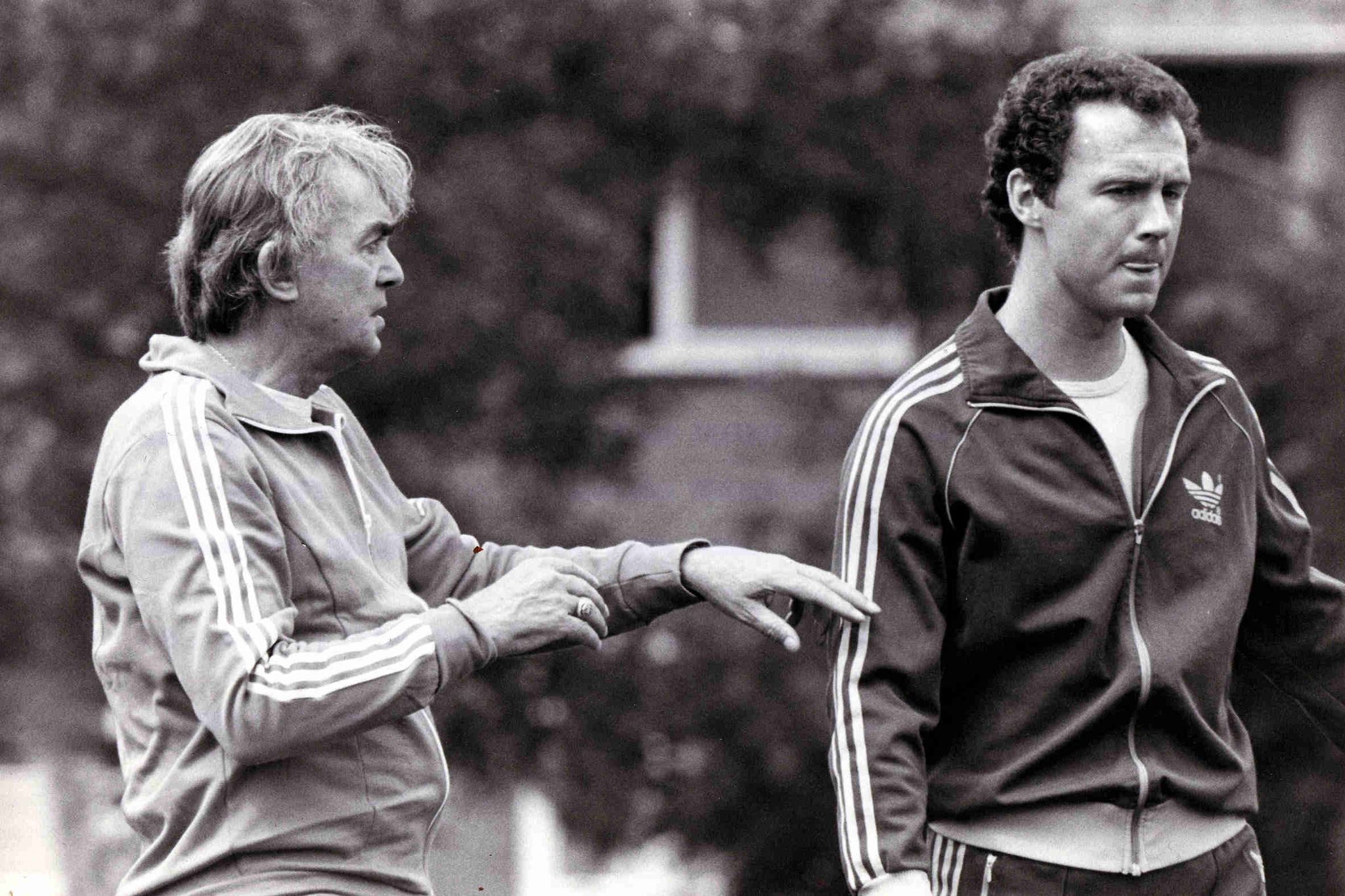 HSV - Trainer Ernst Happel-links und Franz Beckenbauer beim täglichen Training